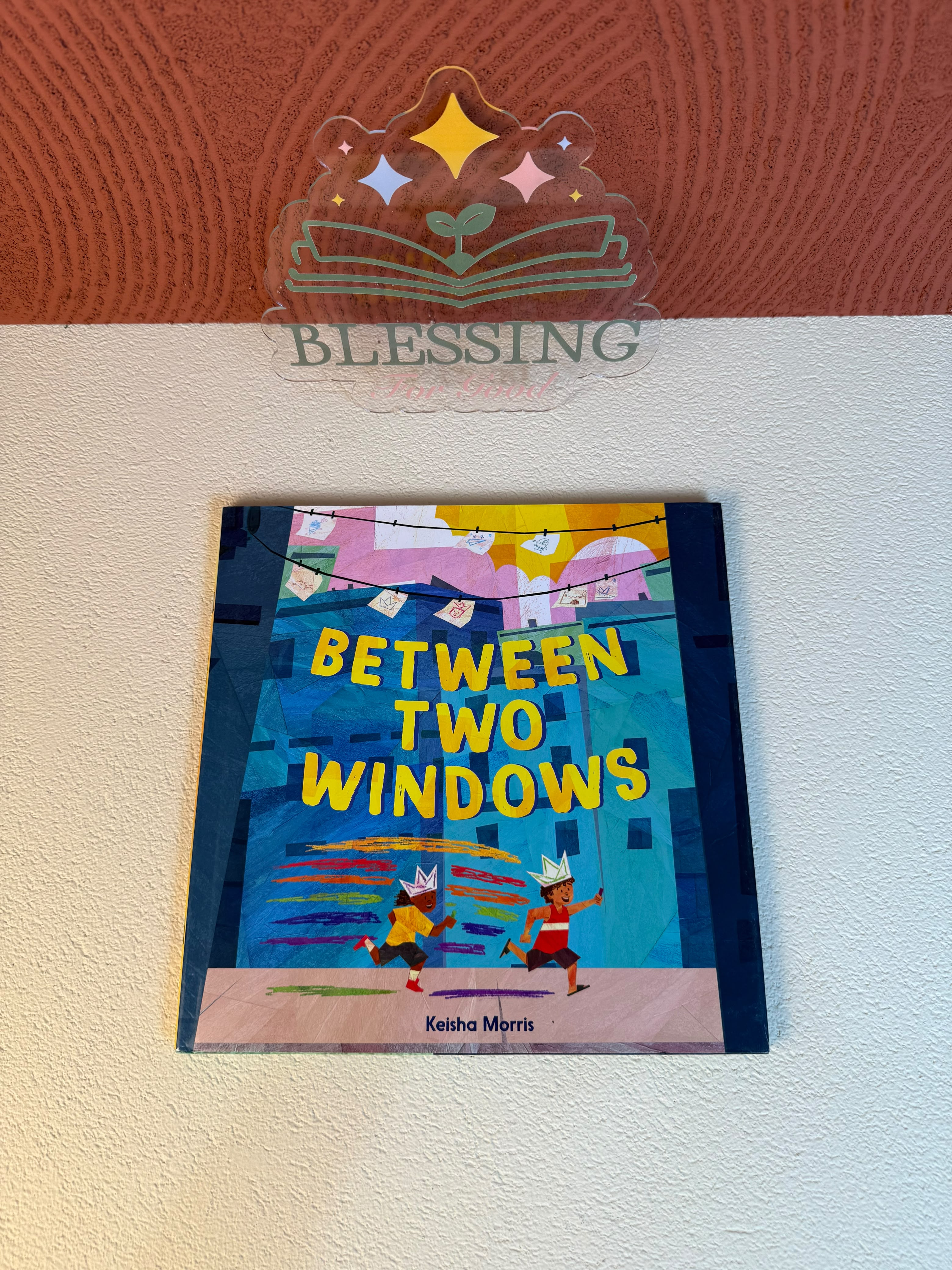 Foto Ready Stock Between two windows